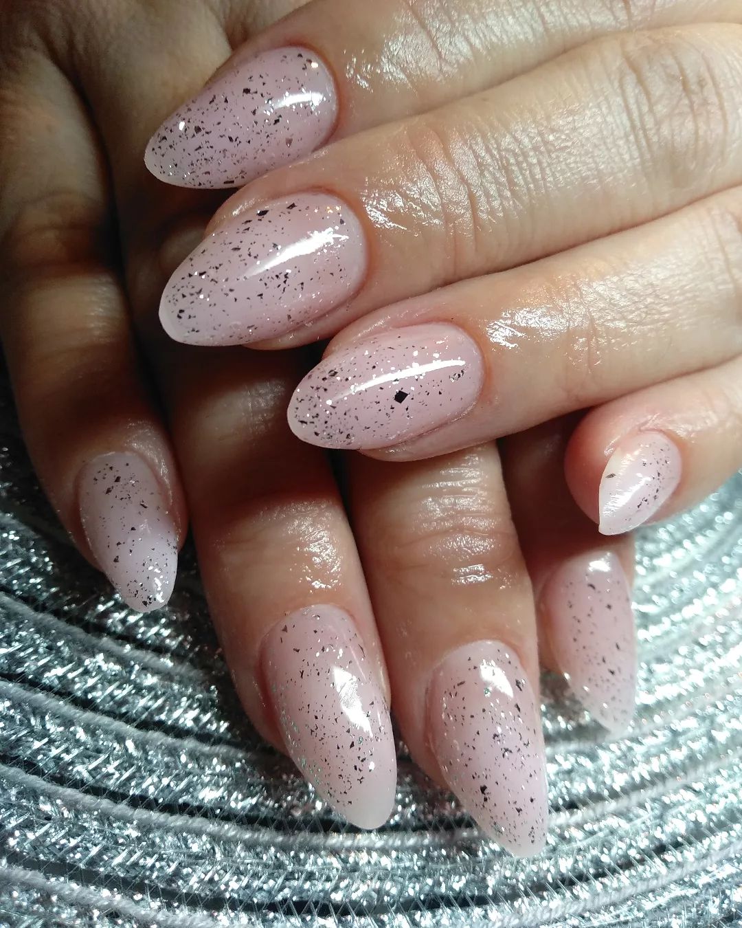 Цей манікюр "порвав" усі тренди весни 2023: як його самостійно повторити (фото)