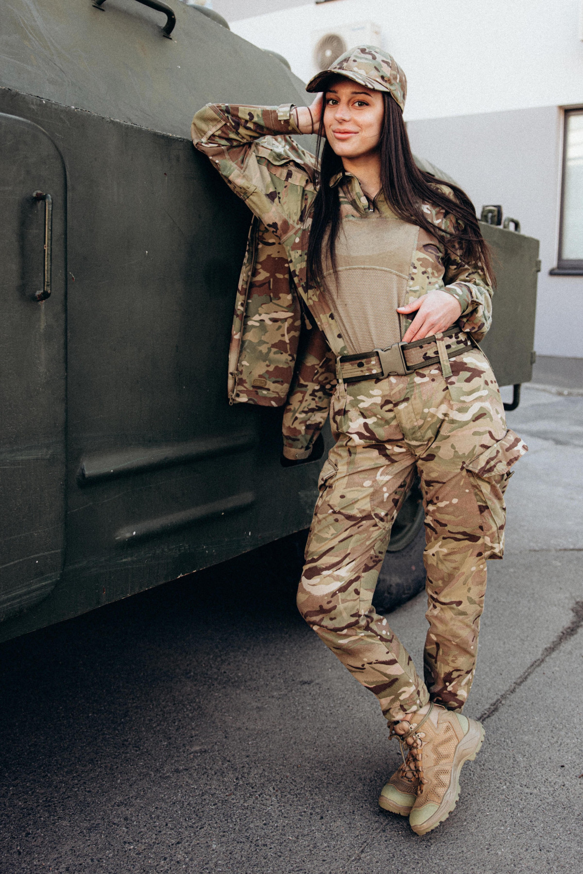 Молода захисниця рятує життя на фронті і підкорює красою мережу: фото "української Лари Крофт"