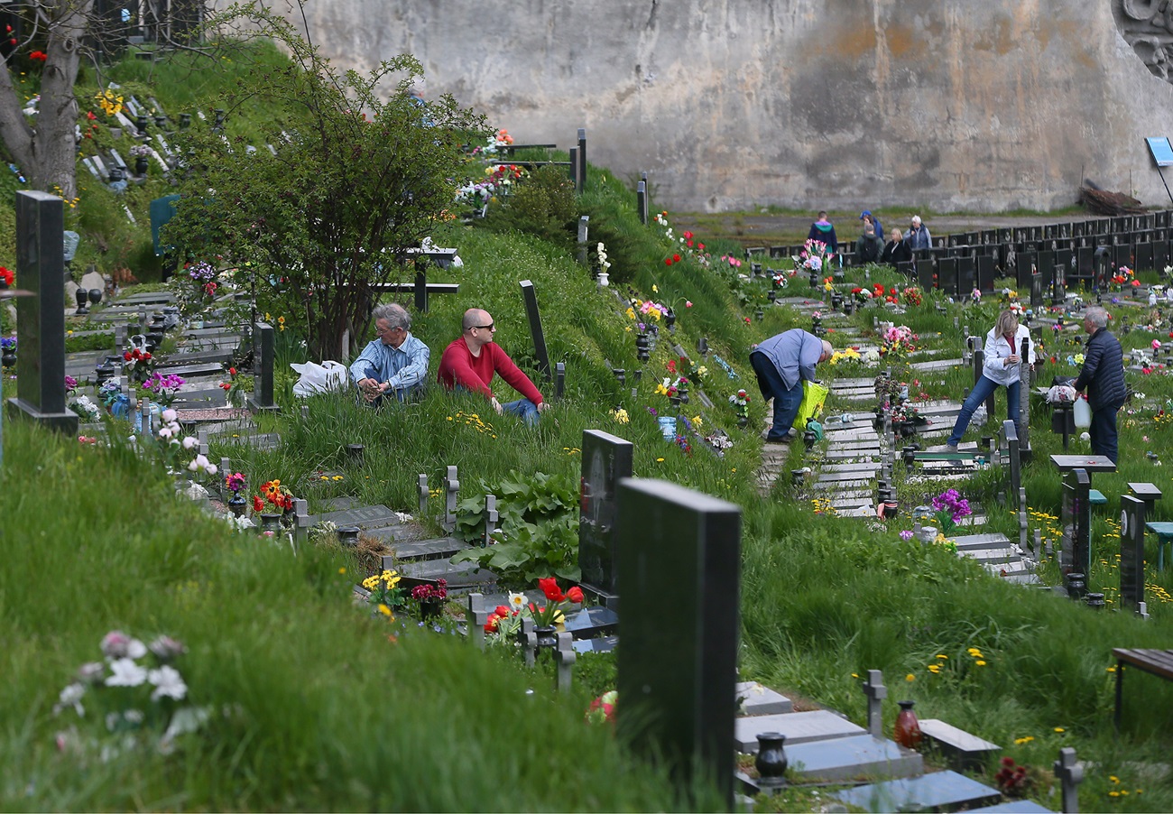 Чи можна ходити на кладовище після обіду? Що кажуть забобони і церква
