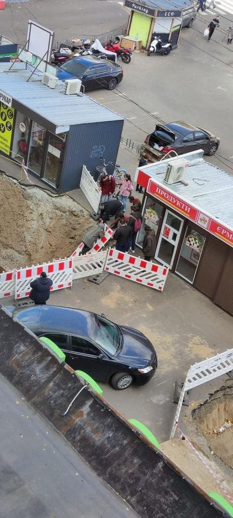 В Киеве бабушка провалилась в гигантскую яму, брошенную коммунальщиками (видео)