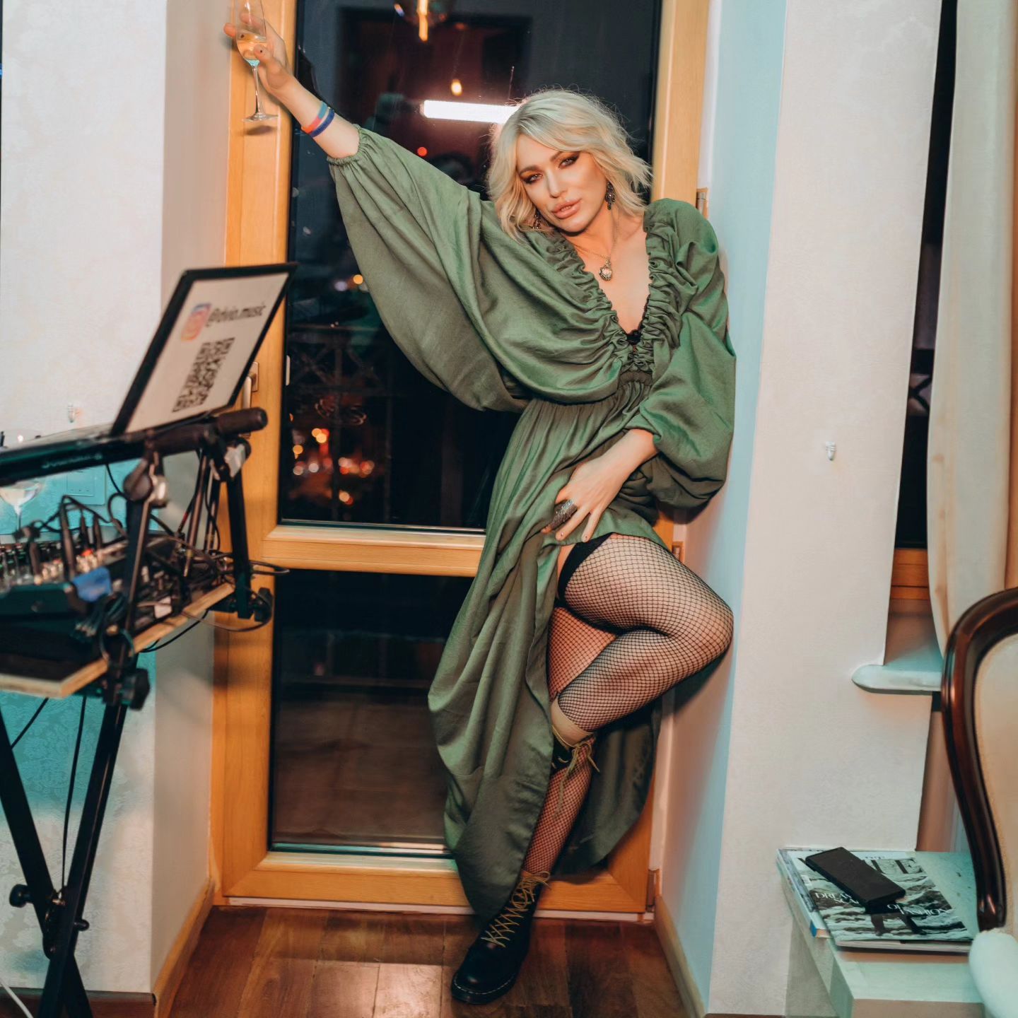 Духи дороже одежды: Николас Карма рассекретил стоимость лука эпатажной Монро (видео)