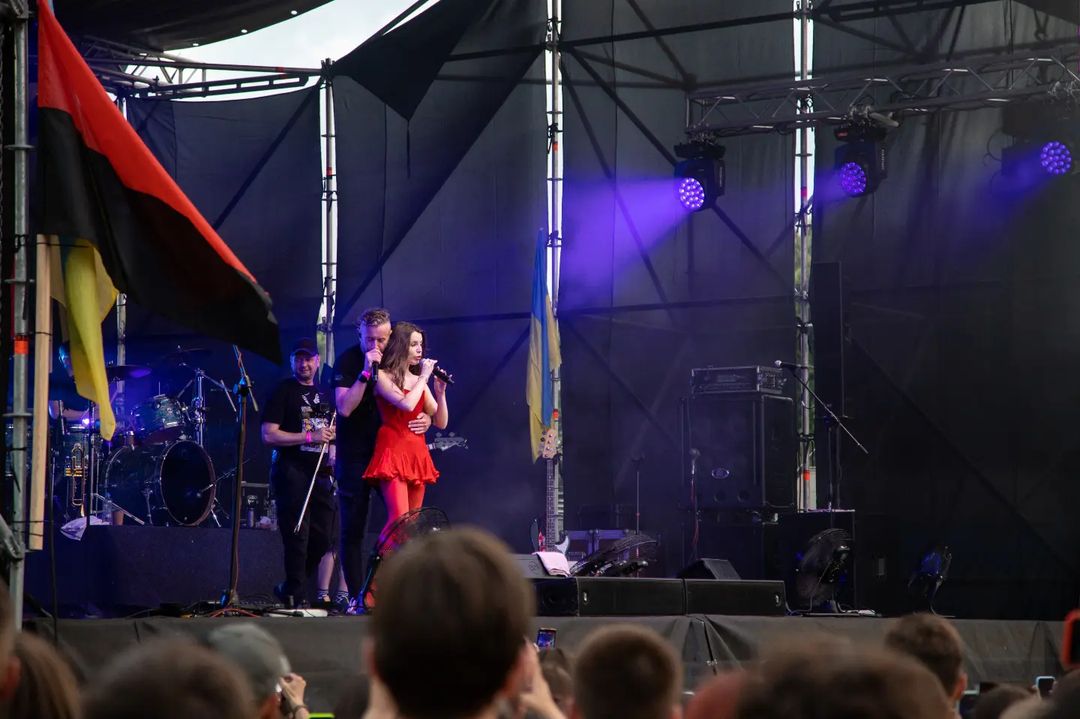 Горячая Христина Соловий в мини-платье собрала 100 тысяч на ВСУ, но нарвалась на хейт