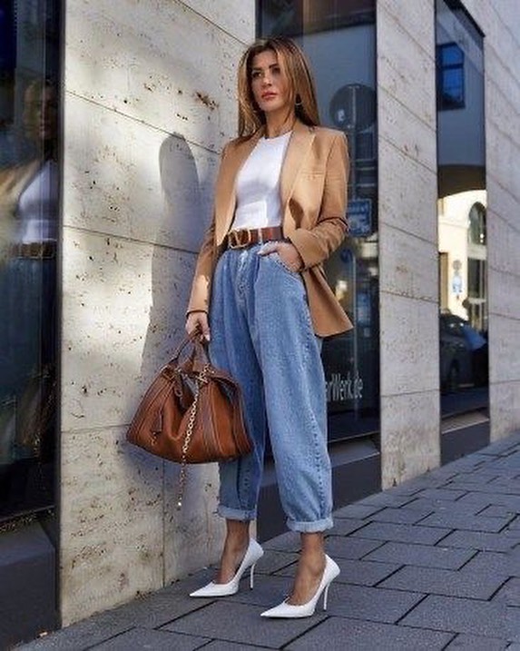 Ще вчора були в антитрендах, а сьогодні знову на піку моди. Як виглядають найстильніші джинси 2023 року