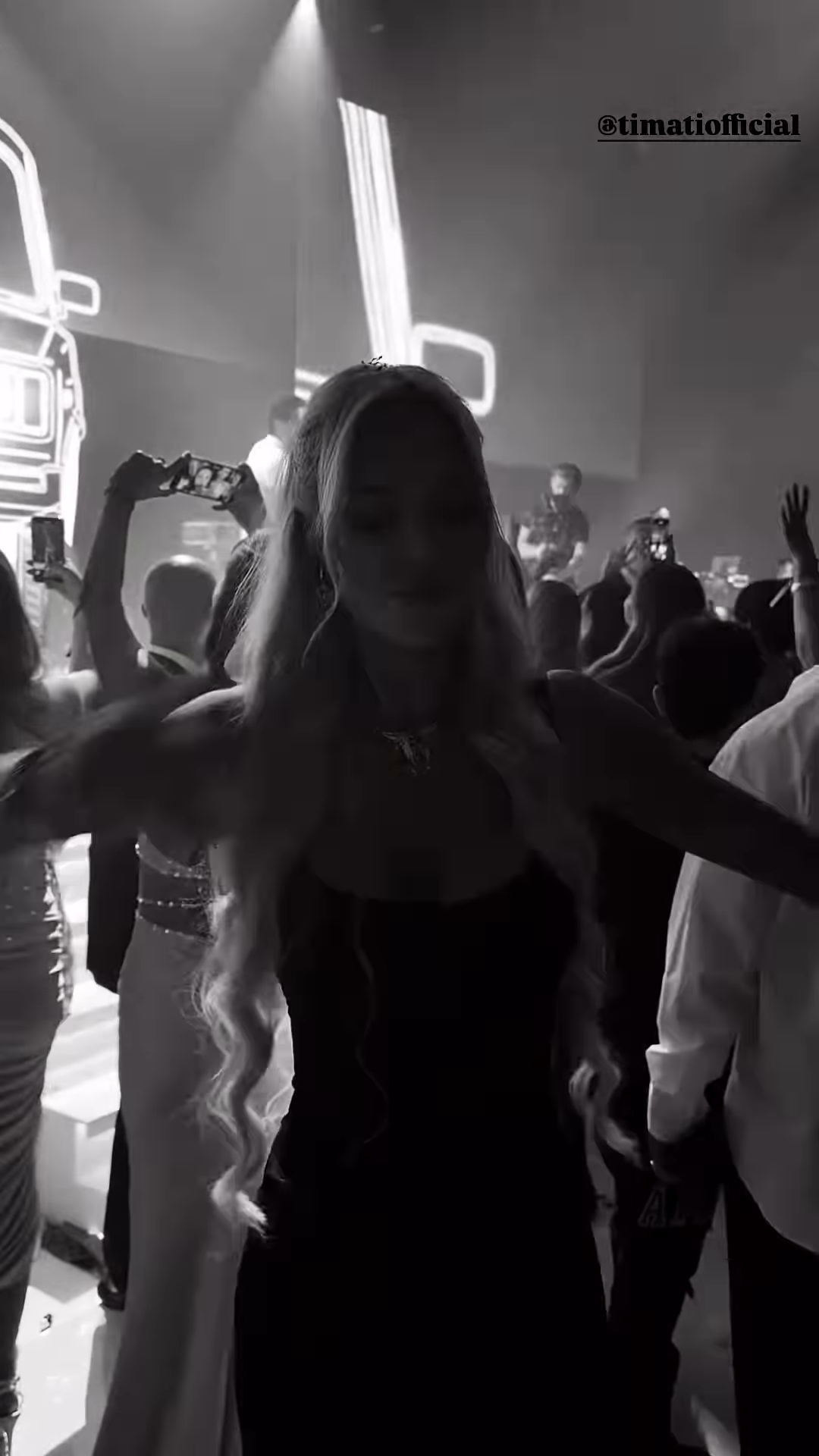 Сначала осудила войну, а потом передумала. "Мисс Украина Вселенная" повеселилась под песни россиян