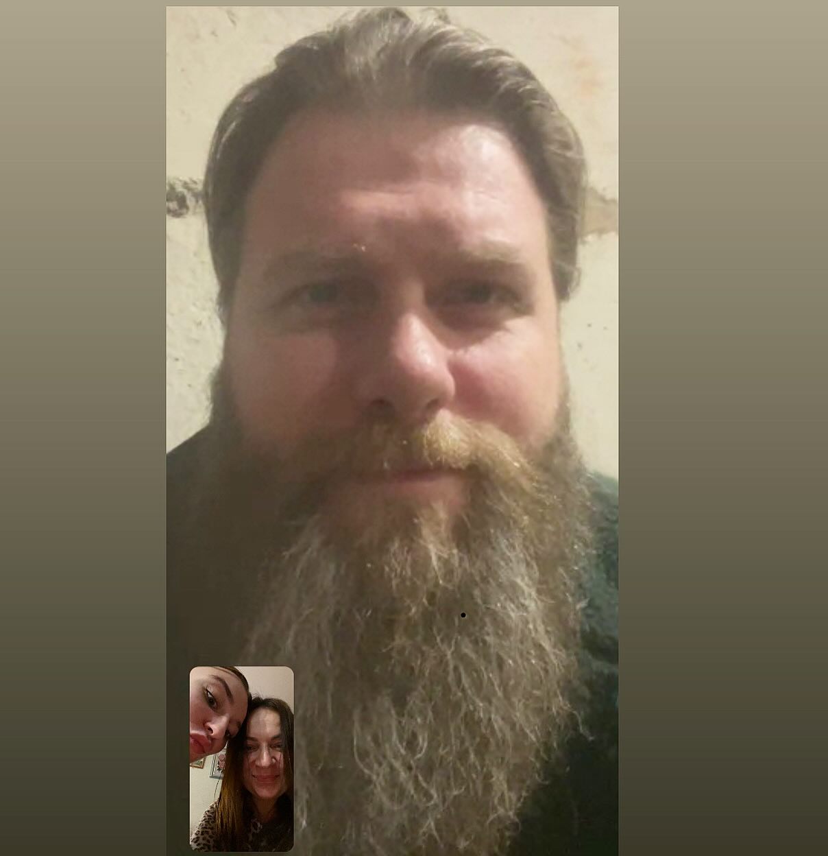 Вийшов на зв'язок з передової. Відома акторка розчулила мережу фото чоловіка-захисника