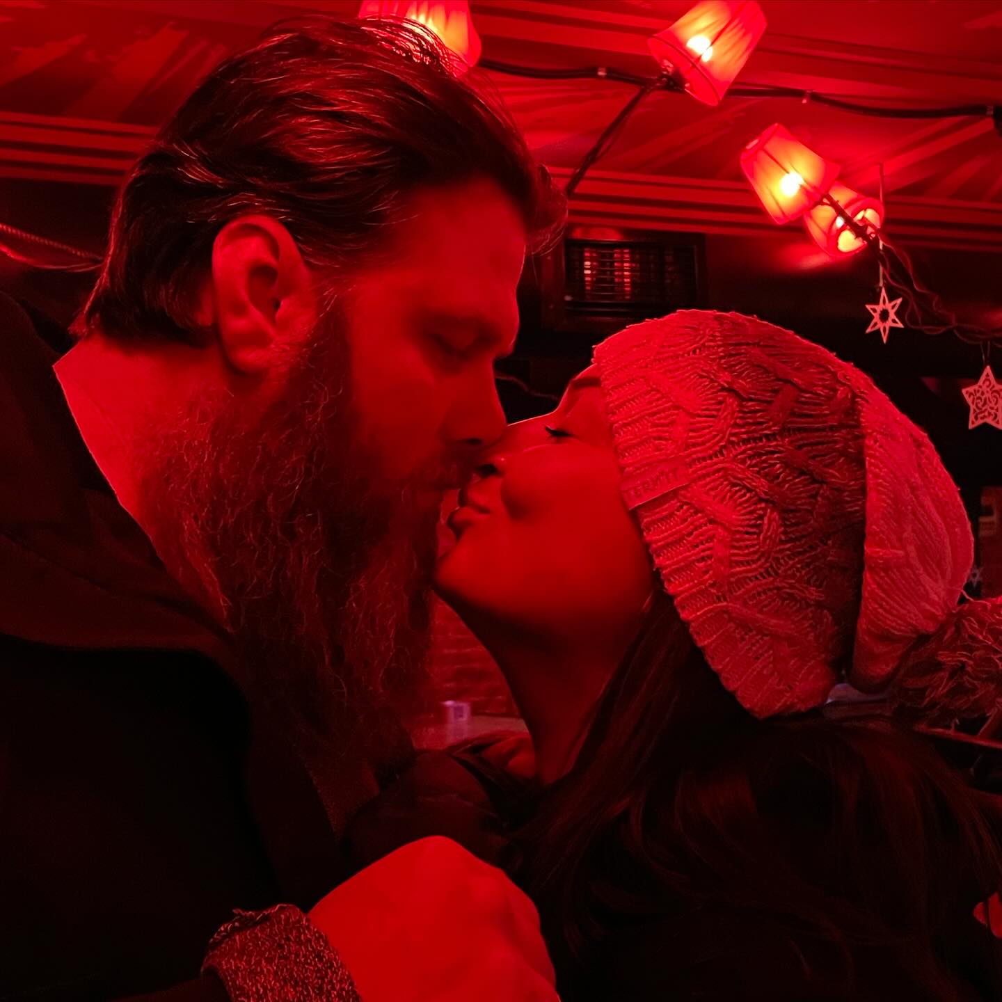 Вийшов на зв'язок з передової. Відома акторка розчулила мережу фото чоловіка-захисника