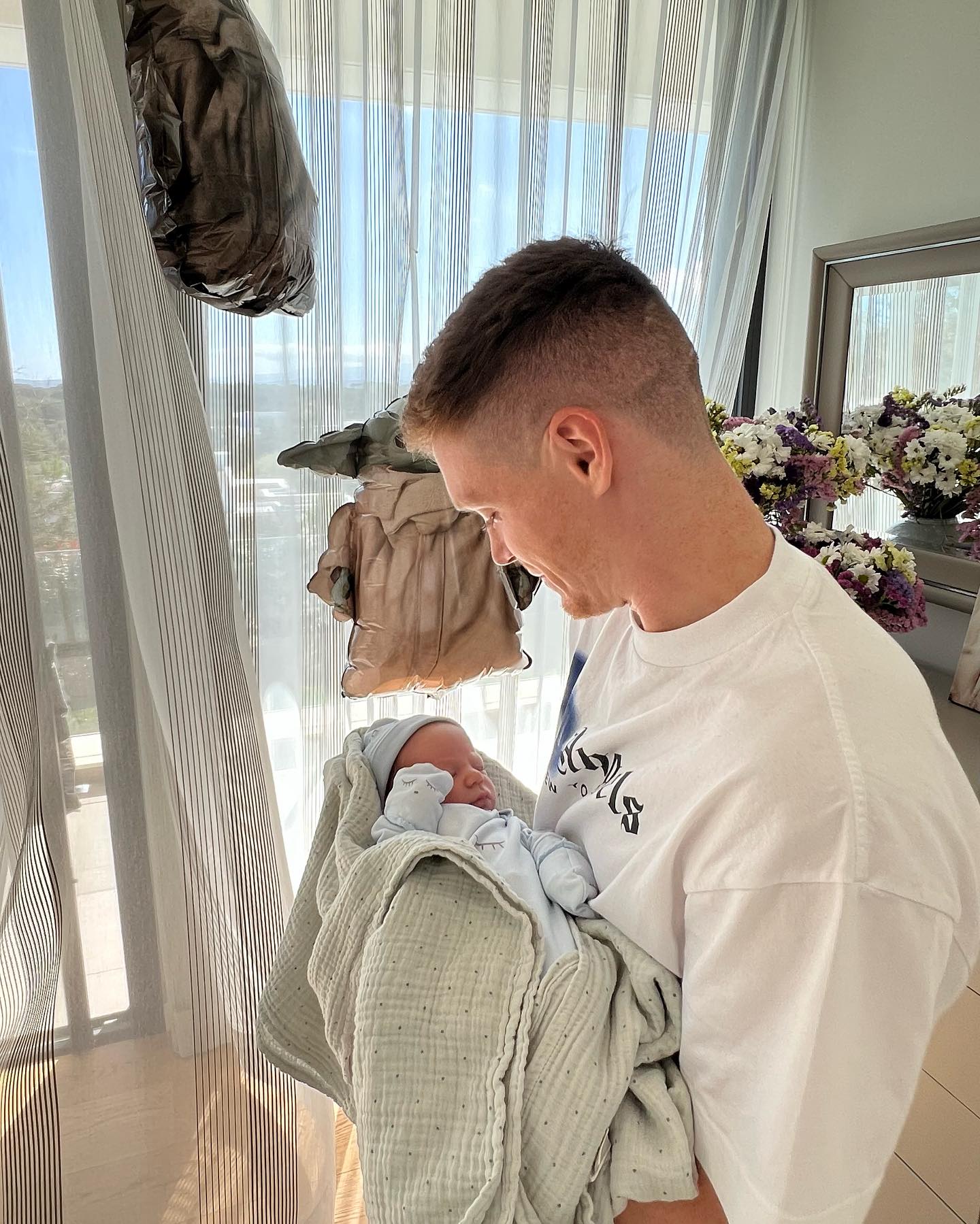 Виктор Цыганков очаровал семейным новогодним фото с сынишкой