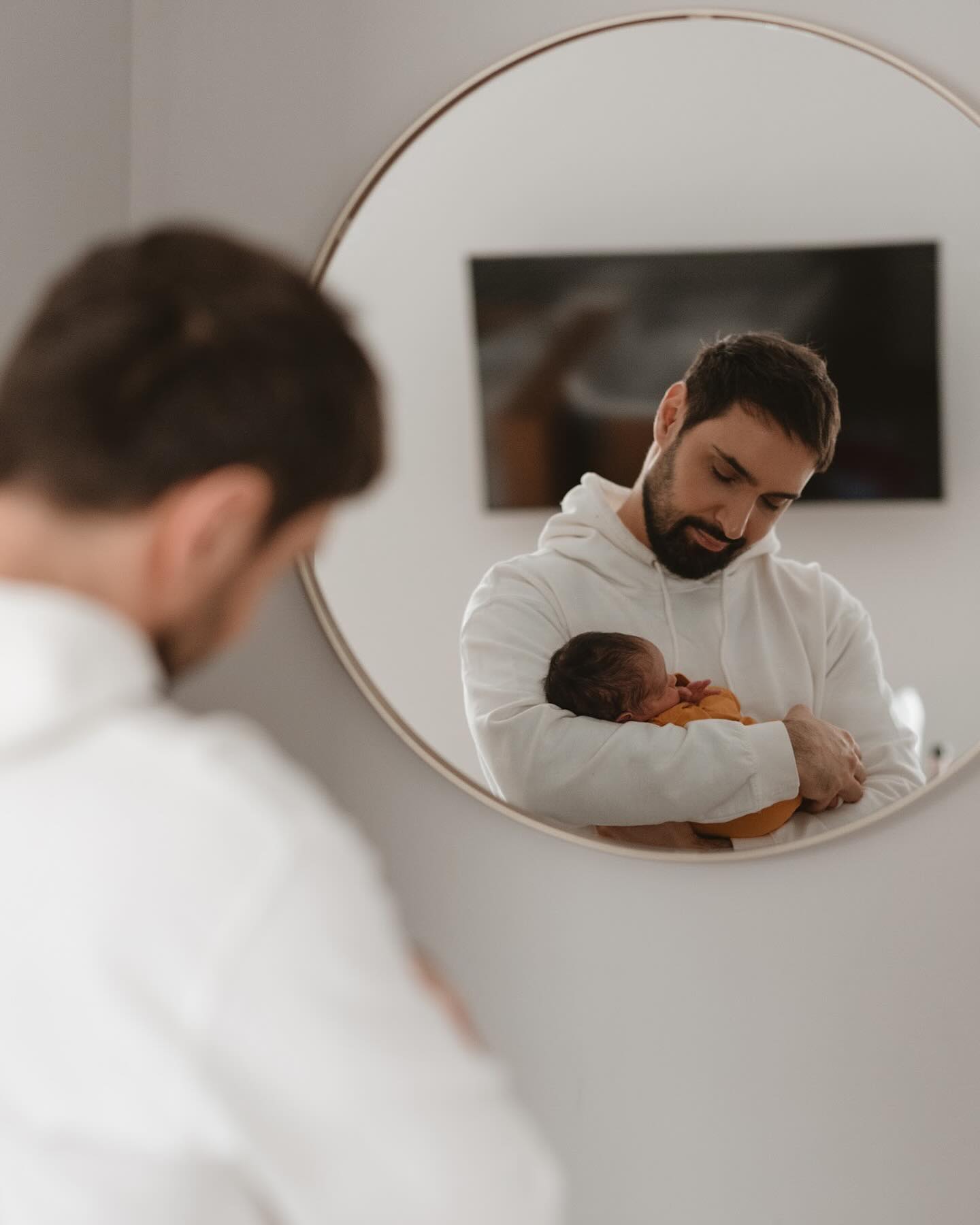 Козловський розчулив новими фото з крихітним сином Оскаром