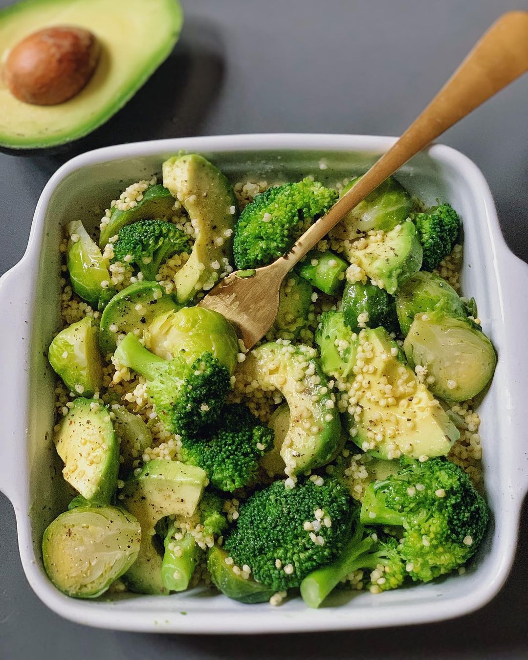 Этот салат стоит есть именно зимой: содержит много витаминов