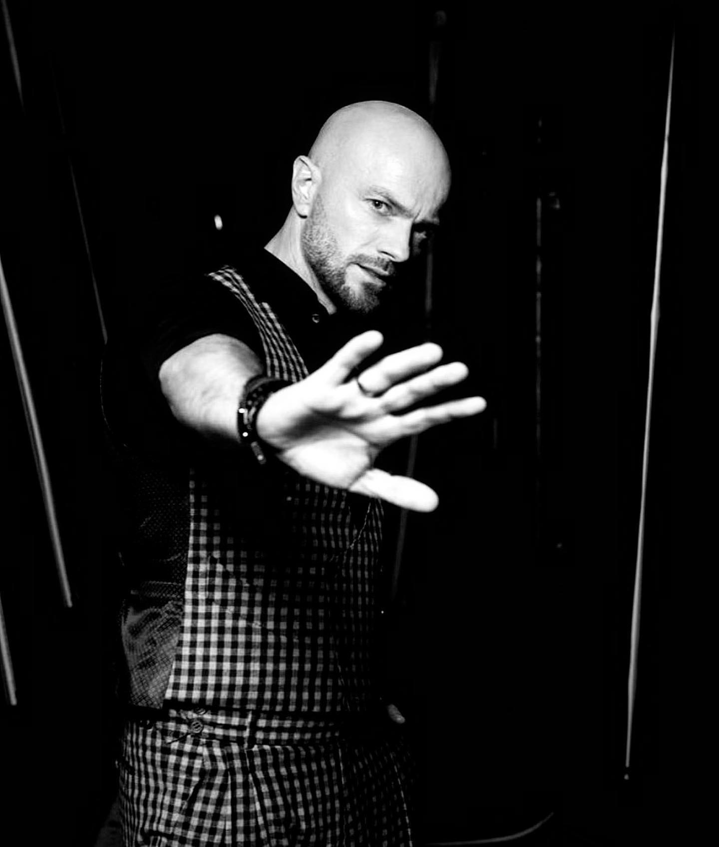 Дав хабар прикордонникам і шукає медіамагнатів. ЗМІ розкрили подробиці втечі Влада Ями