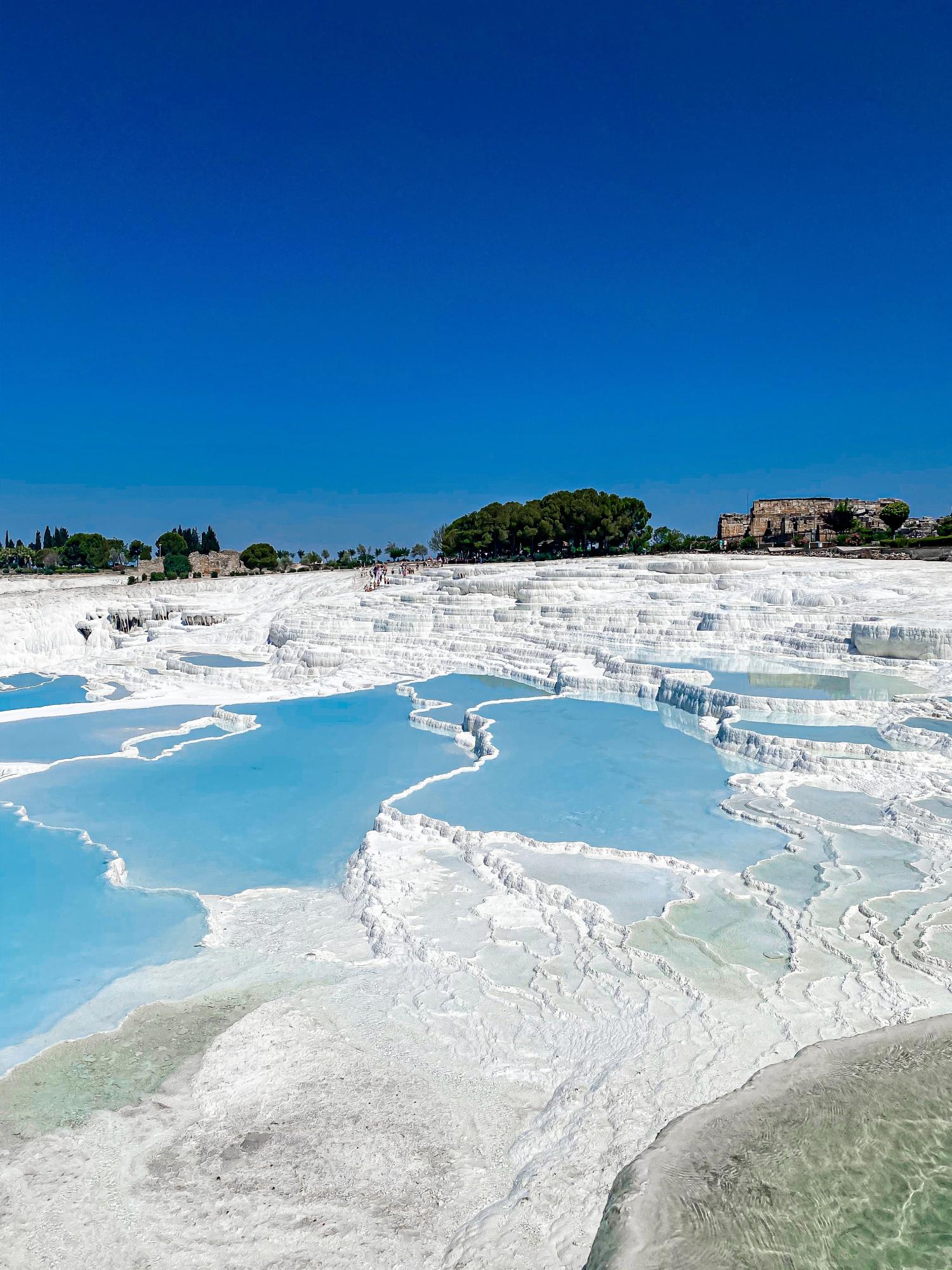 Большинство гостей - из Украины. В сентябре у туристов набирает популярность "белоснежный" курорт в Турции