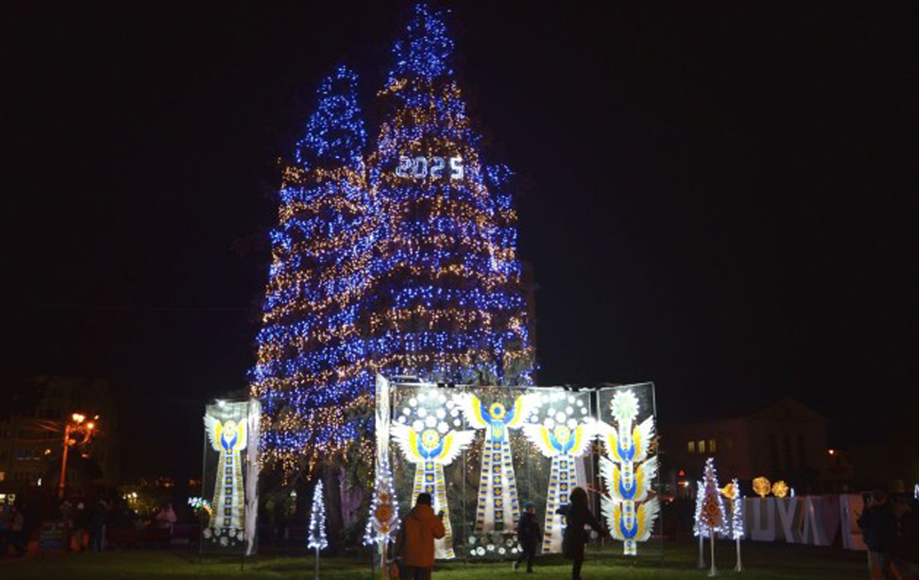 Новий рік 2025. Який вигляд мають головні ялинки в різних містах України (фото)