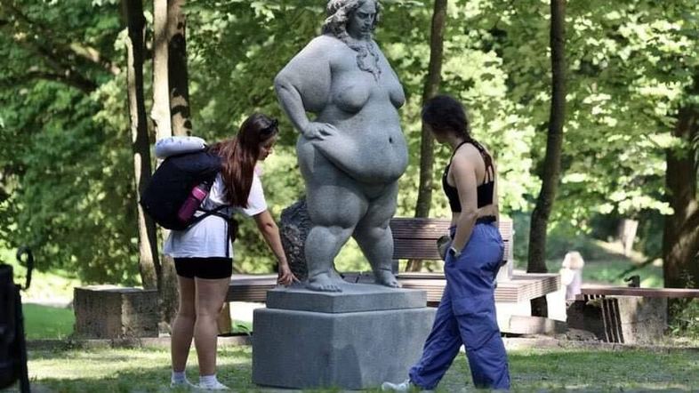 На вокзалі у Львові з'явилася скульптура, яка спантеличила містян: що там встановили (фото)