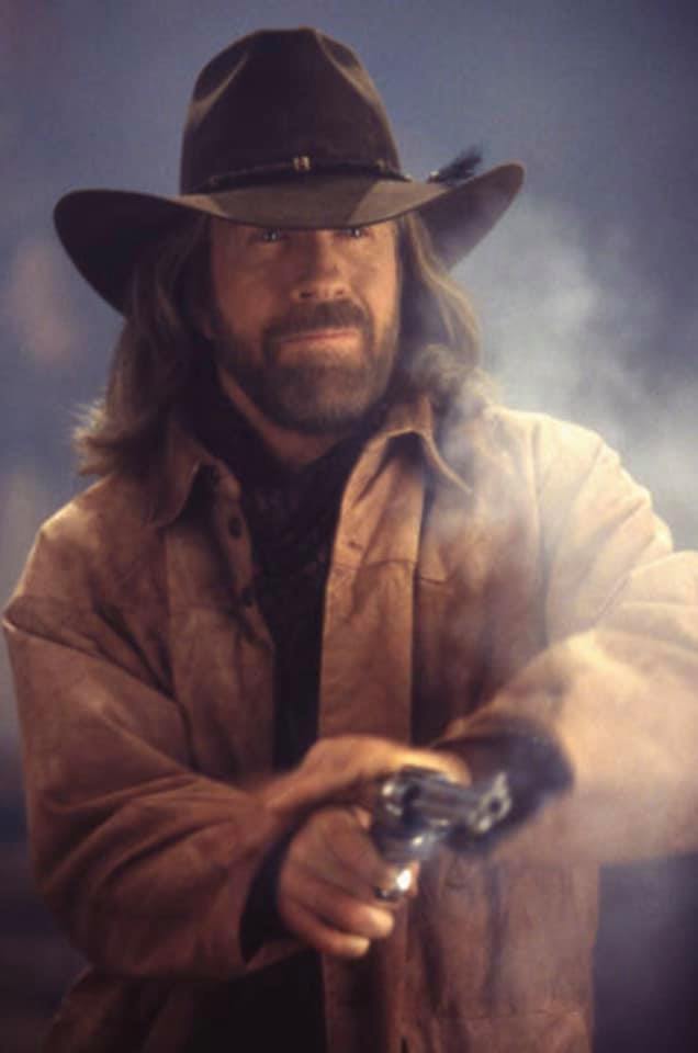 Який вигляд зараз має 84-річний Чак Норріс - той самий "Крутий Вокер" (фото)