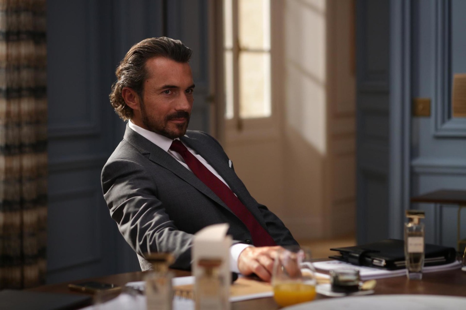 Топ-4 красавчика из сериала "Эмили в Париже": что о них известно