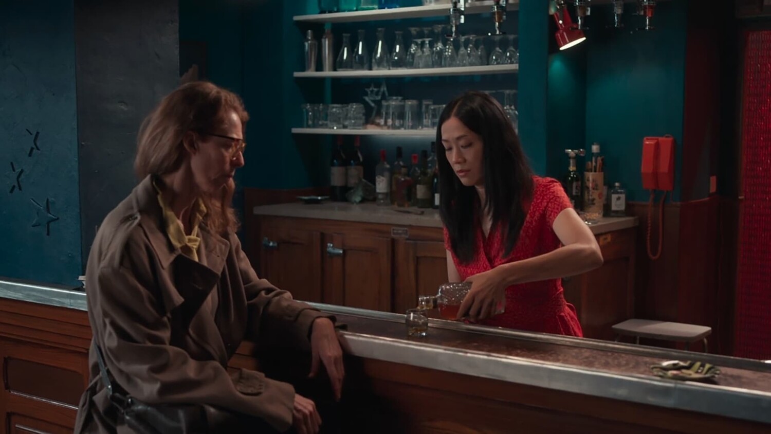 Кто убьет бармена? Три причины посмотреть олдскульную комедию "Падающая звезда"