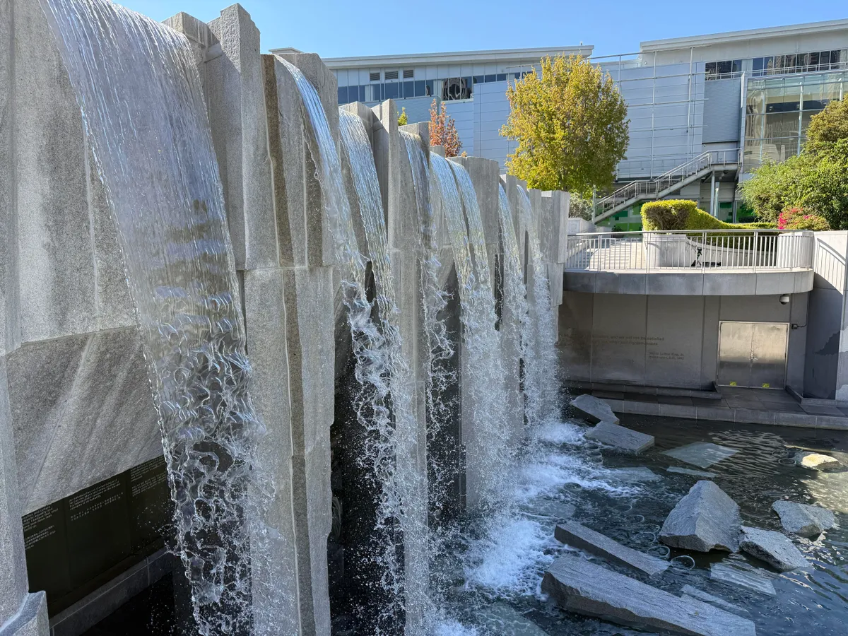 Порівняння камер iPhone 16 Pro Max та Samsung Galaxy S24: який телефон знімає краще (фото)