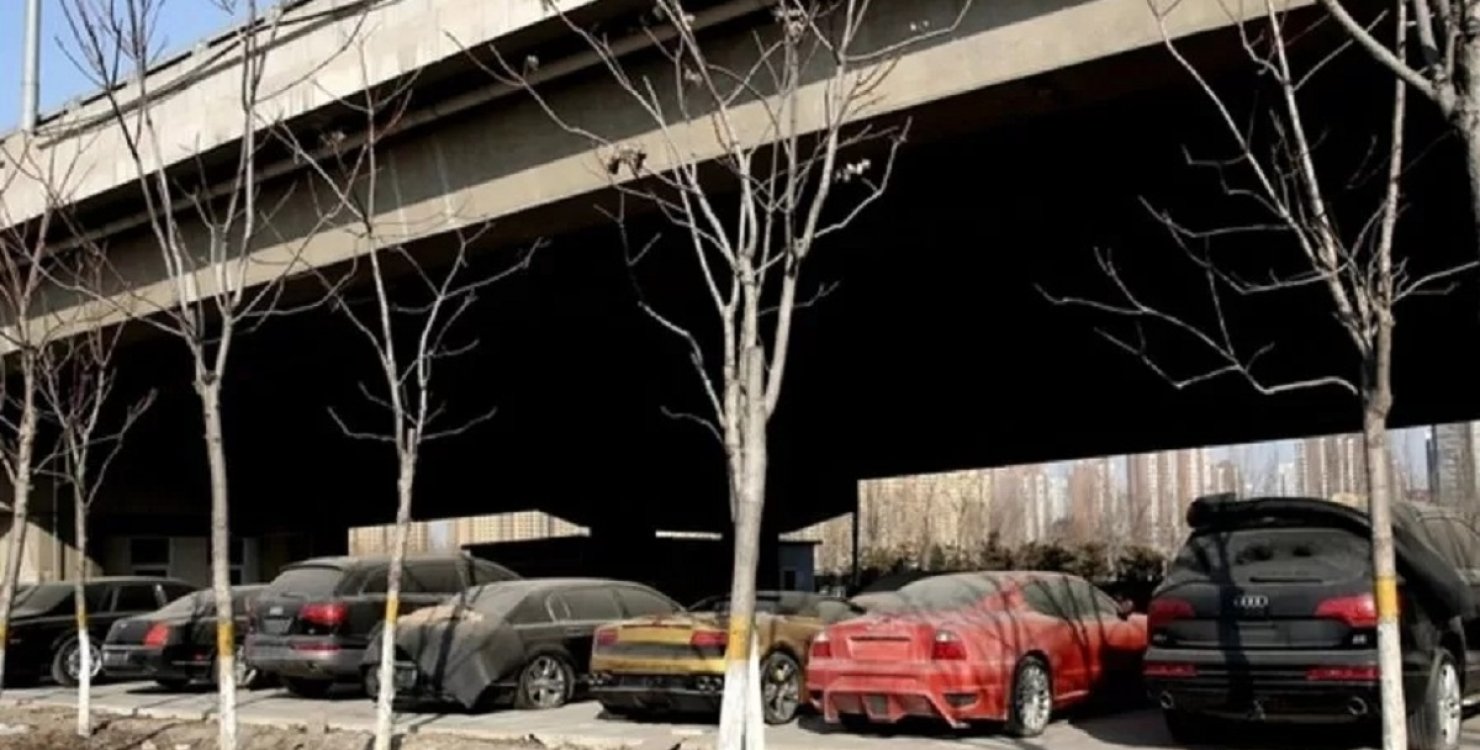 Припадають пилом просто неба: виявлено незвичайне звалище суперкарів та елітним лімузинів