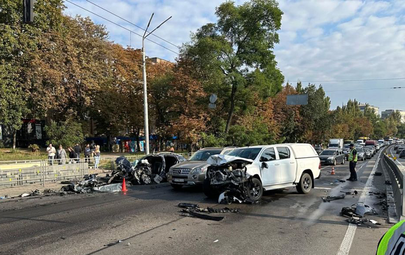 У Києві сталася смертельна ДТП за участі військового авто, загинув поліцейський (фото)