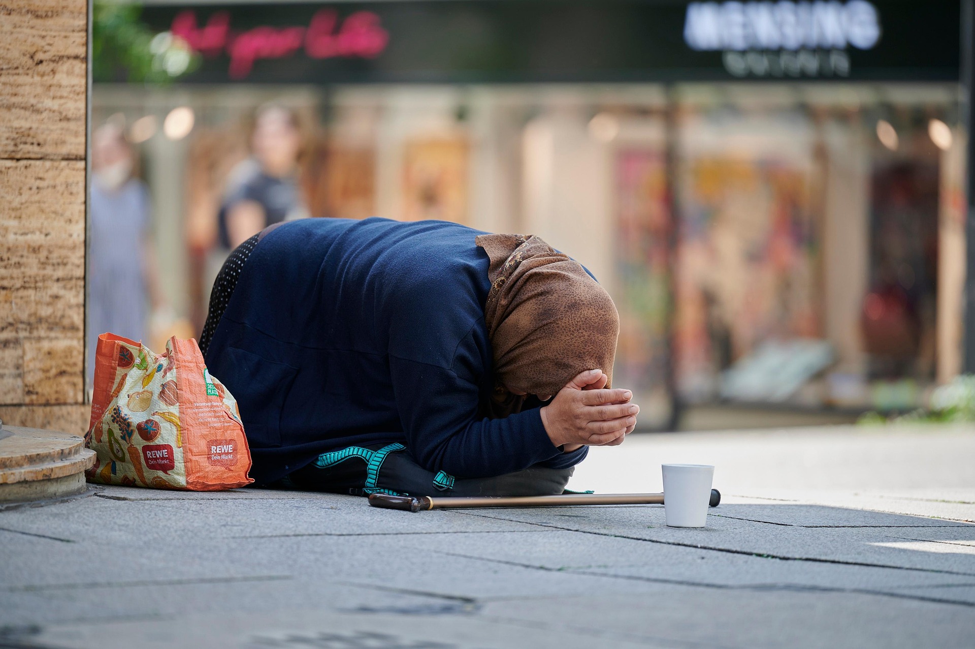 Як правильно подавати милостиню, щоб врятувати душу та не нашкодити іншим