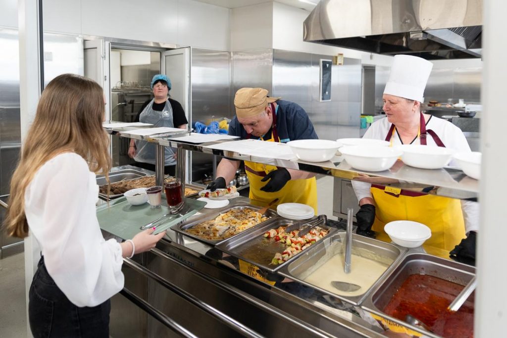 Какое блюдо чаще всего выбирают дети в школьных столовых