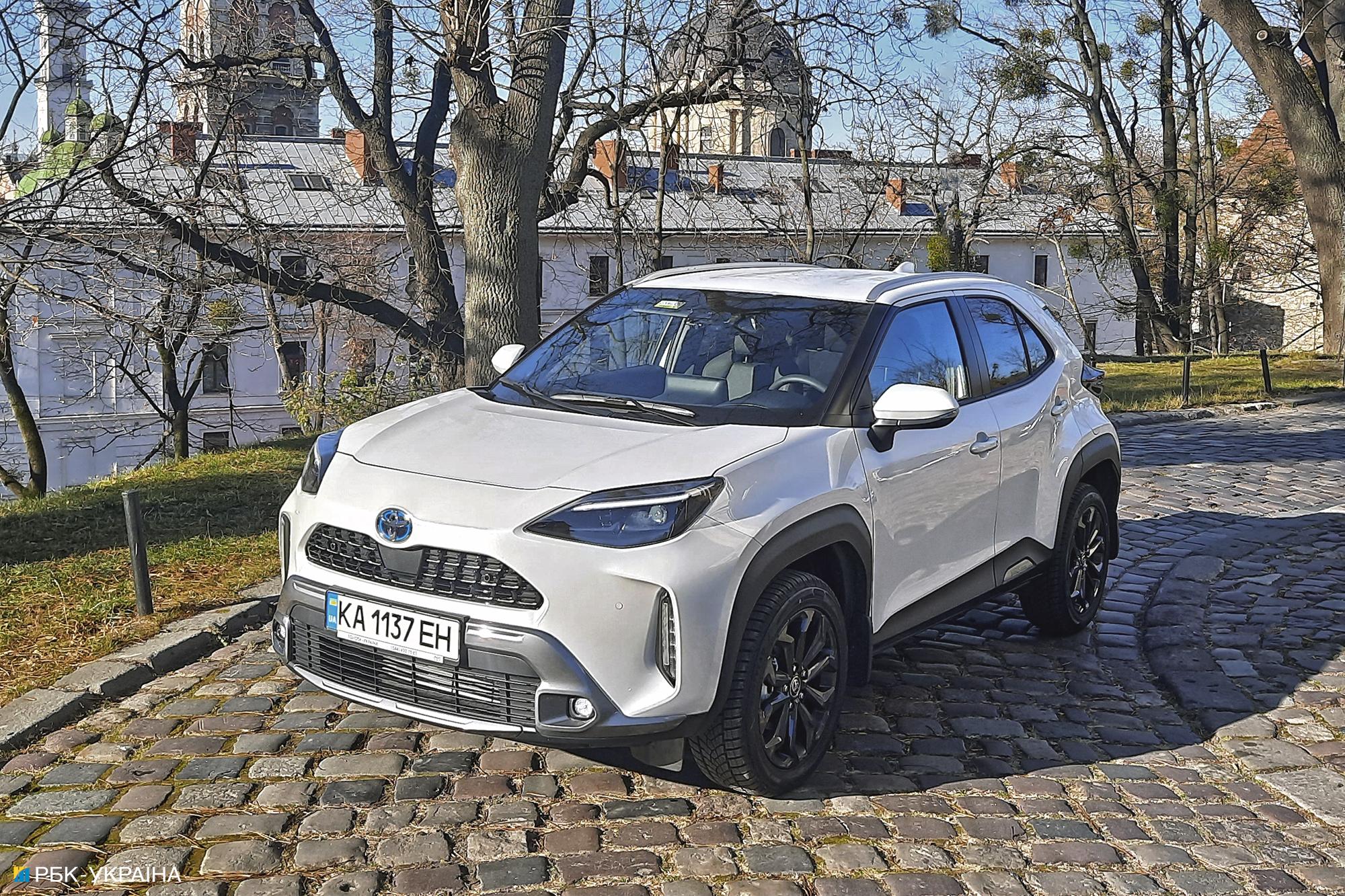 Скелі Коростишева та бруківка Львова: тестуємо новий кросовер Toyota Yaris Cross