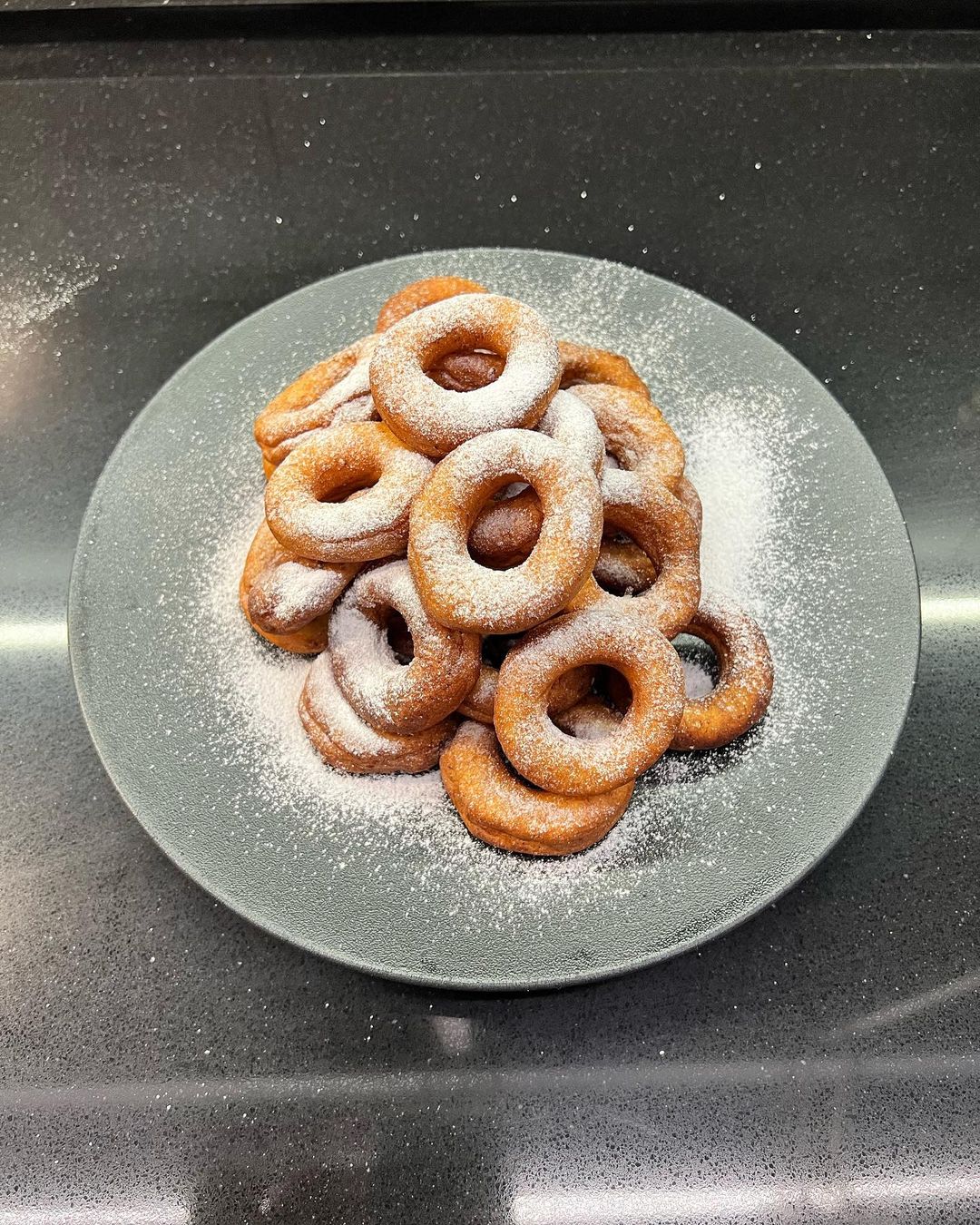 Известный кулинар поделился рецептом сырных пончиков: готовятся быстро и легко!