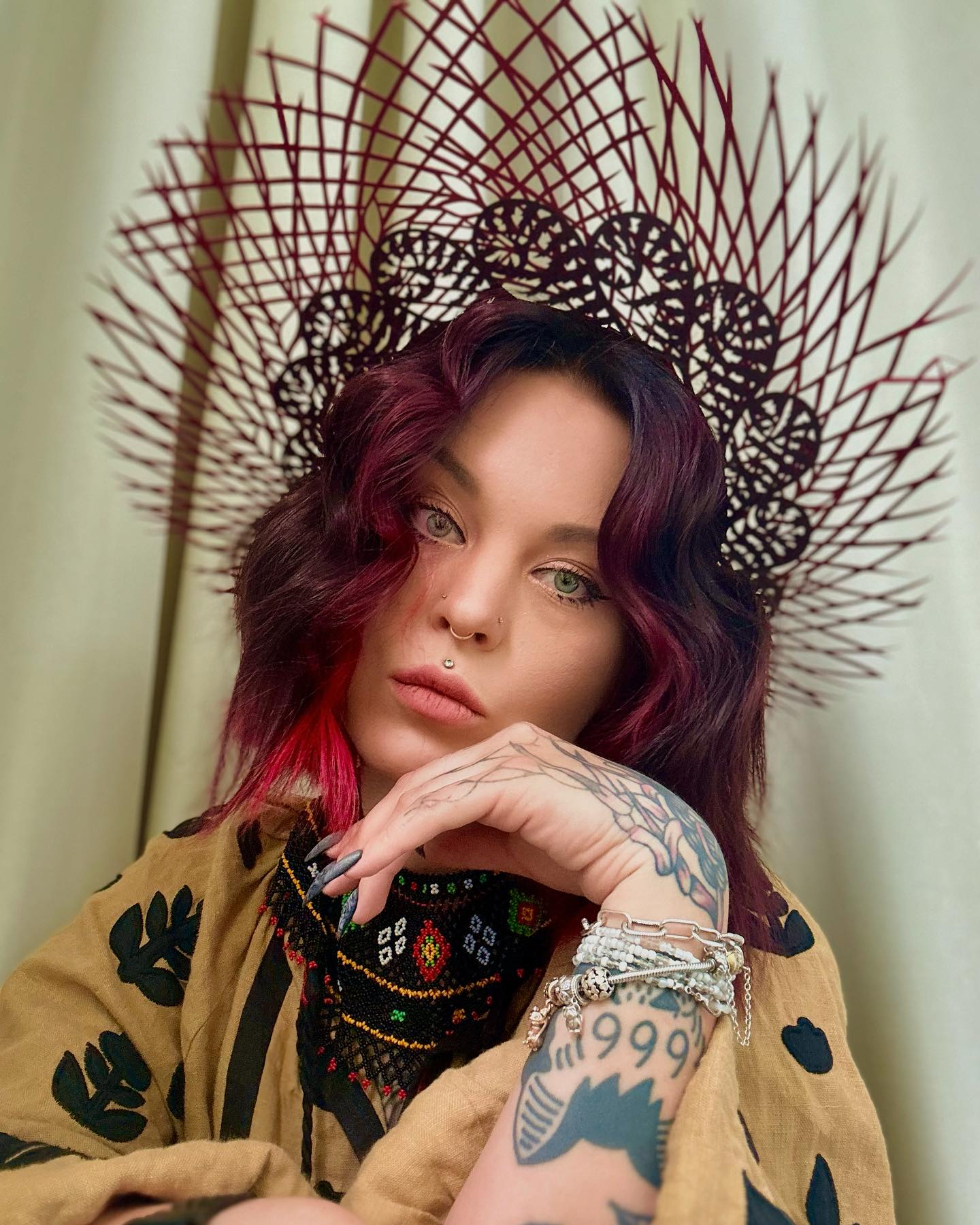 "Подзвонила юристам". Відома співачка прокоментувала відсутність громадянства України