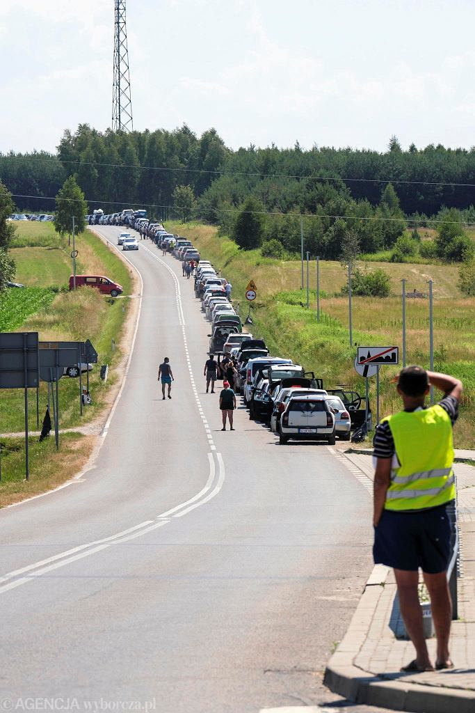 Багатоденні черги і спека: на польському кордоні в українця стався удар, ще один чоловік помер