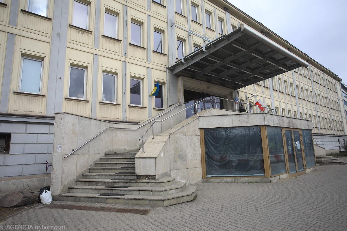 Цвіль, нестача їжі та погрози: українці скаржаться на умови в центрі для біженців у Варшаві (фото)