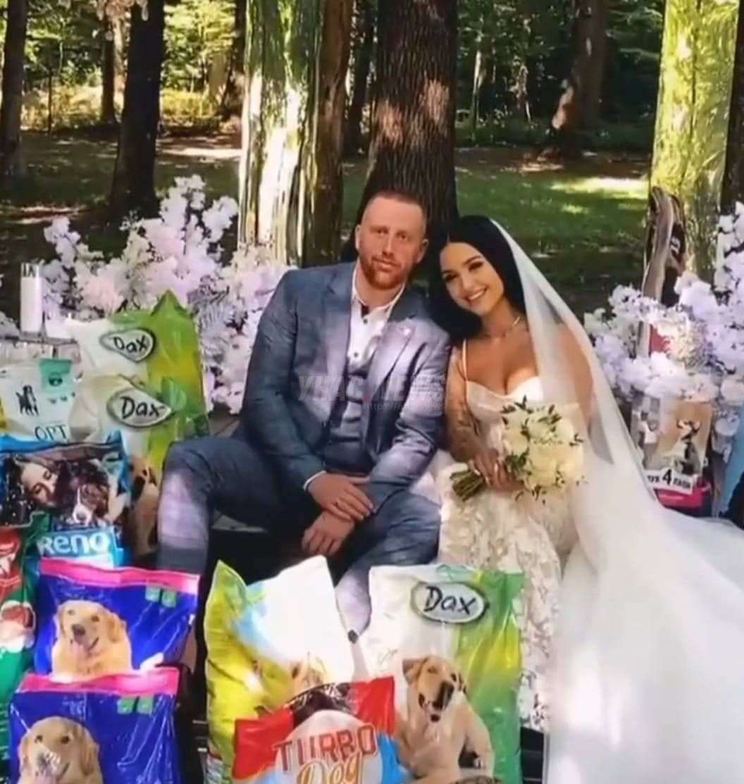 У Хмельницькому на весіллі молодятам подарували гору собачого корму (фото)