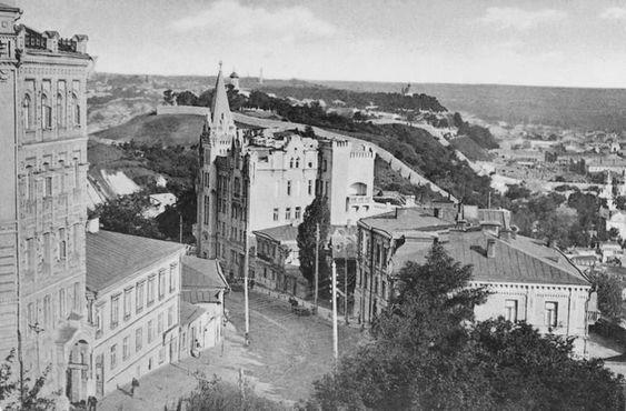 "Беспредел в историческом центре города". На замке Ричарда в Киеве возводят незаконную надстройку (фото)