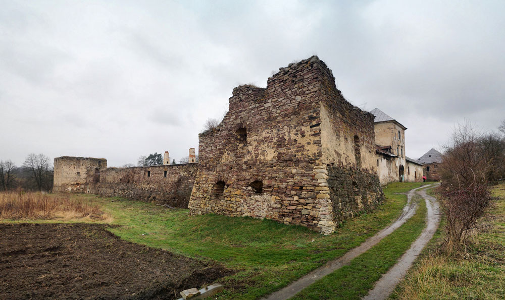 Башни с историей. Лучшие замки-руины в Украине, которые сохранились до наших дней