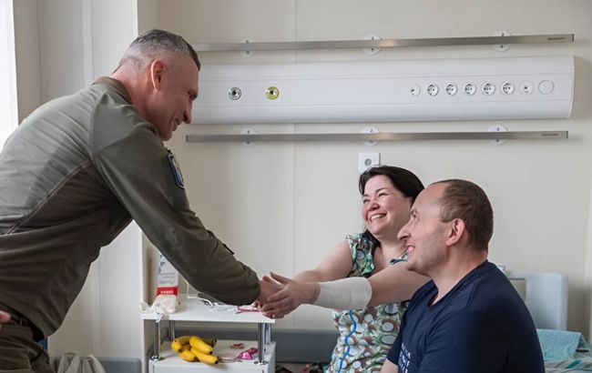 Кличко пришел поддержать в больнице киевлян, раненых во время атаки РФ