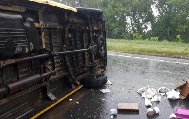 На трассе Киев-Харьков перевернулось авто с полицейскими, есть погибший