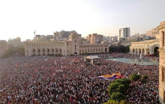 В Ереване десятки тысяч людей вышли на митинг по случаю 100 дней правительства Пашиняна