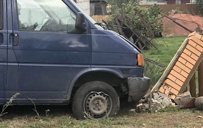 У Рівненській області авто ТЦК протаранило паркан: що відомо про інцидент