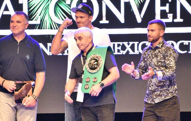 WBC вручила тренеру Ломаченко специальный пояс