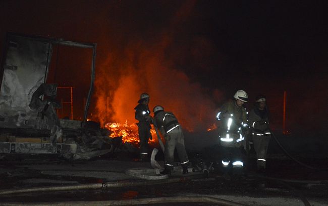 Пожежа в Дніпрі: згоріло 2 мікроавтобуси і 2 вантажівки