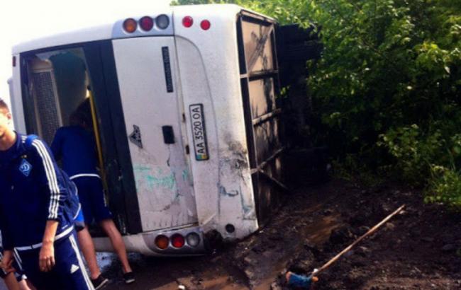 По дороге в Днепр перевернулся автобус с юношеской командой "Динамо"