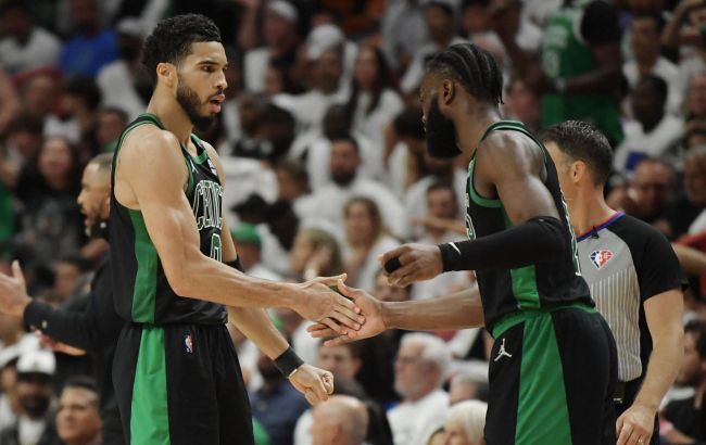 Дует лідерів "Бостона" зразковим аллей-упом не врятував від невдачі: момент дня в НБА