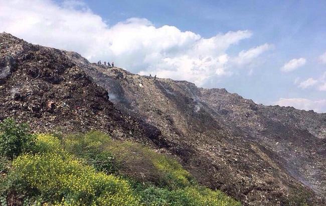 Более 100 спасателей продолжают поисковые работы на Грибовической свалке