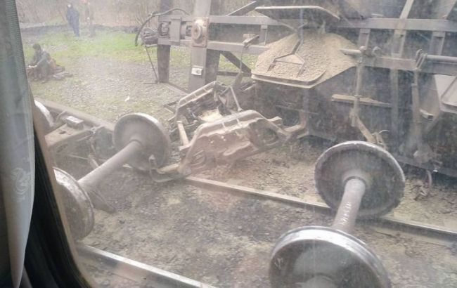 Под Мариуполем сошел с рельсов грузовой поезд