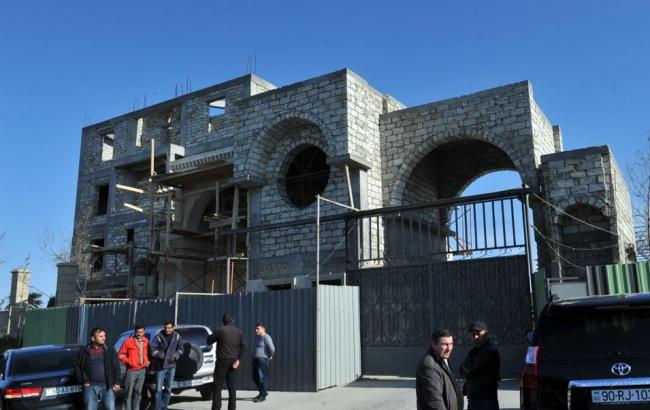 В Баку в ходе строительных работ обрушилось здание, есть жертвы