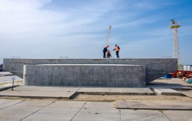 Спустя год после начала строительства установлена первая опора Керченского моста