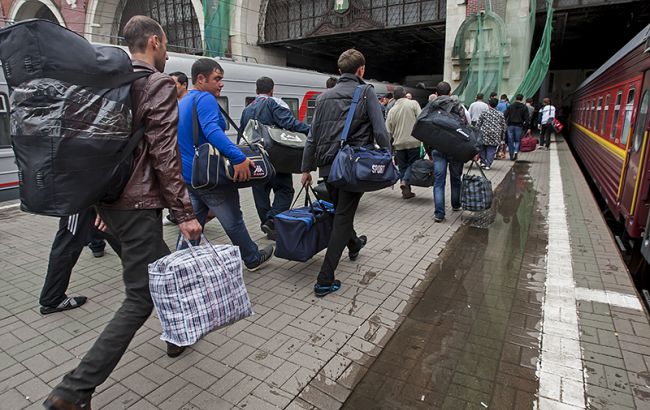 Денежные переводы от работающих в РФ украинцев сократились почти втрое