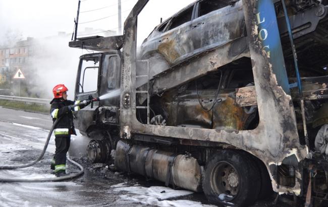 В Ровенской области столкнулись и загорелись два грузовых автомобиля, есть погибший