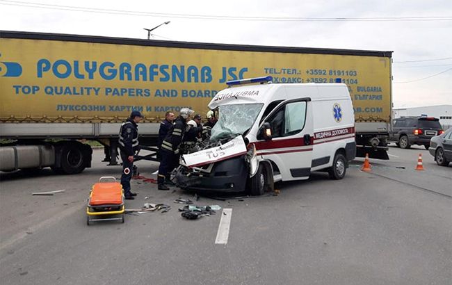 В Хмельницкой области грузовик протаранил скорую, есть пострадавшие