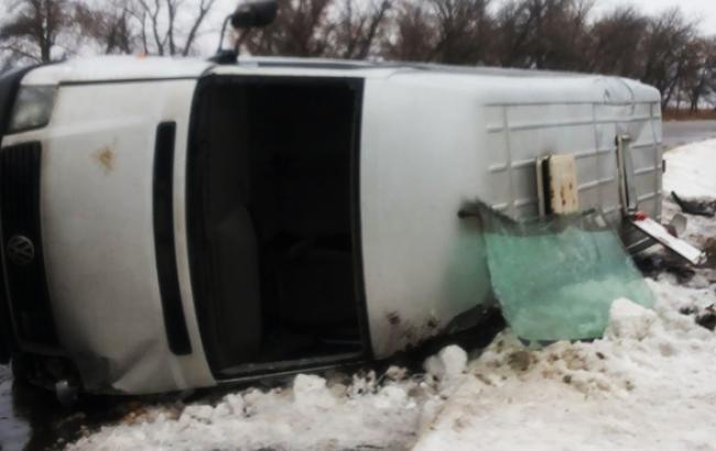 У Харківській обл. перекинувся пасажирський мікроавтобус, 4 людини госпіталізовано