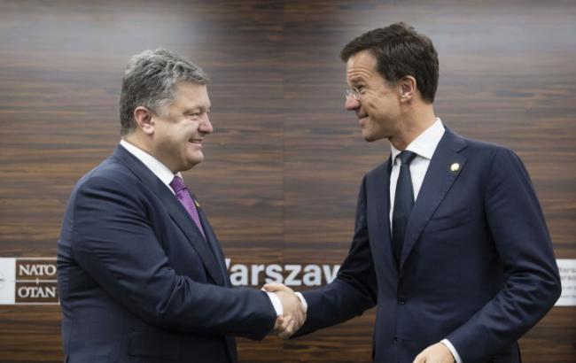 Порошенко в Польше призвал Нидерланды одобрить СА Украины с ЕС